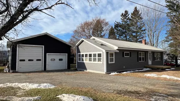 6 Ridge RD, Corinth, ME 04427