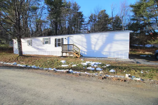 82 Round Stone RD, Mount Vernon, ME 04352