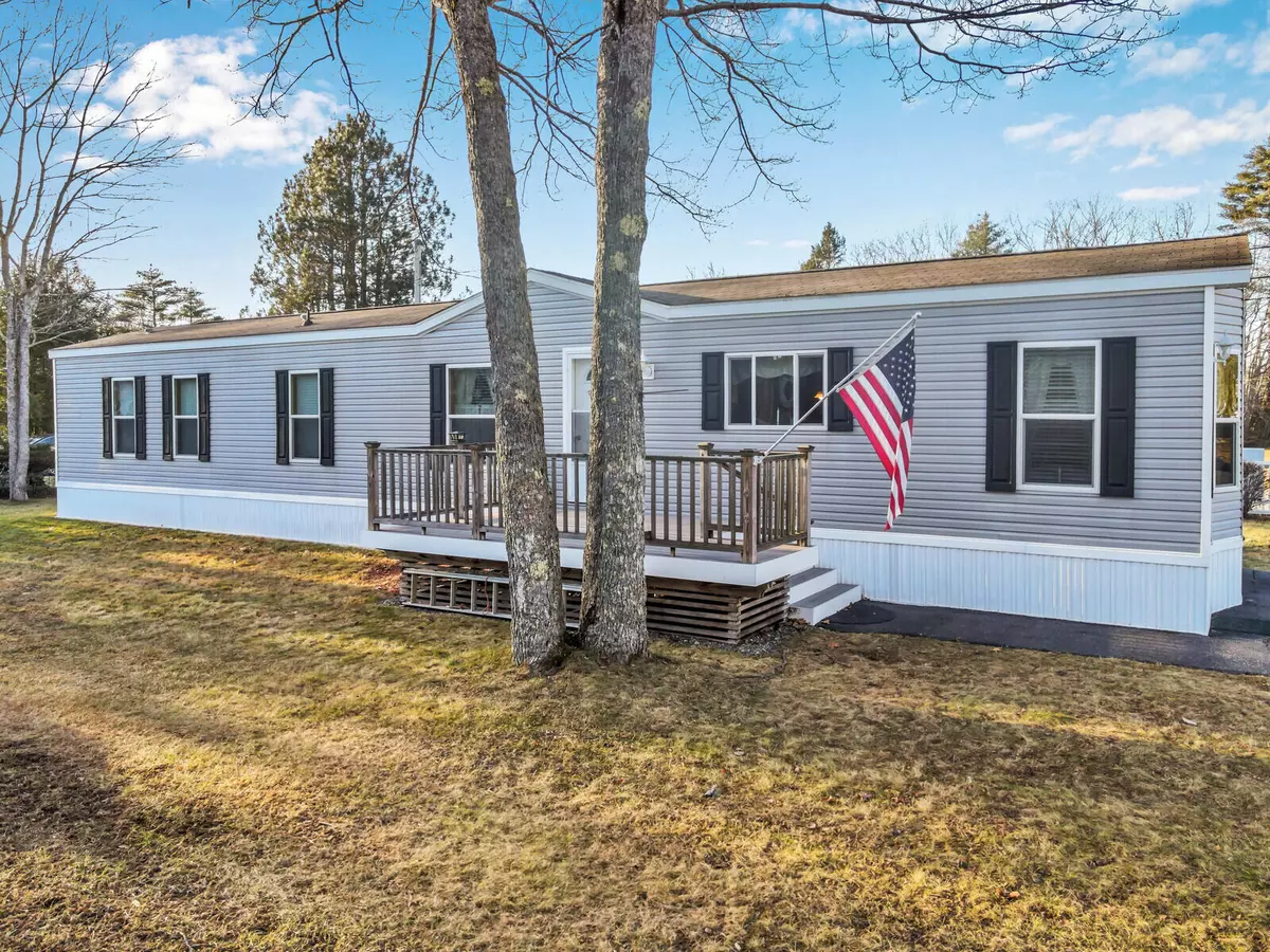 Topsham, ME 04086,93 Maynard DR