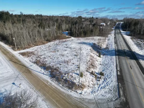 3 Maxwell RD, Lee, ME 04455