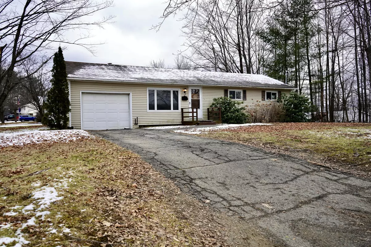 Newport, ME 04953,7 North ST