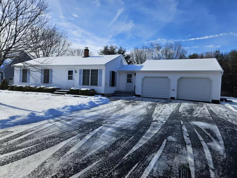 16 Coville RD, Topsham, ME 04086