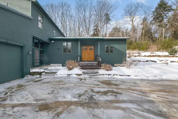 Freeport, ME 04032,19 Spring Hill LN