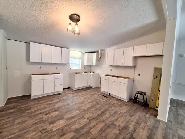 Whitefield, ME 04353,17 Gardiner RD