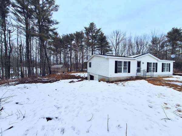 17 Gardiner RD, Whitefield, ME 04353