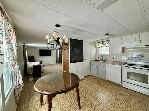 Lisbon, ME 04252,8 Colonial DR