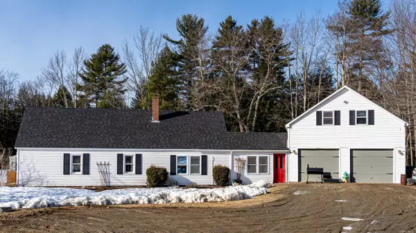 15 Russell ST, Readfield, ME 04355