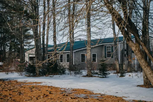 20 Cedar LN, Etna, ME 04434