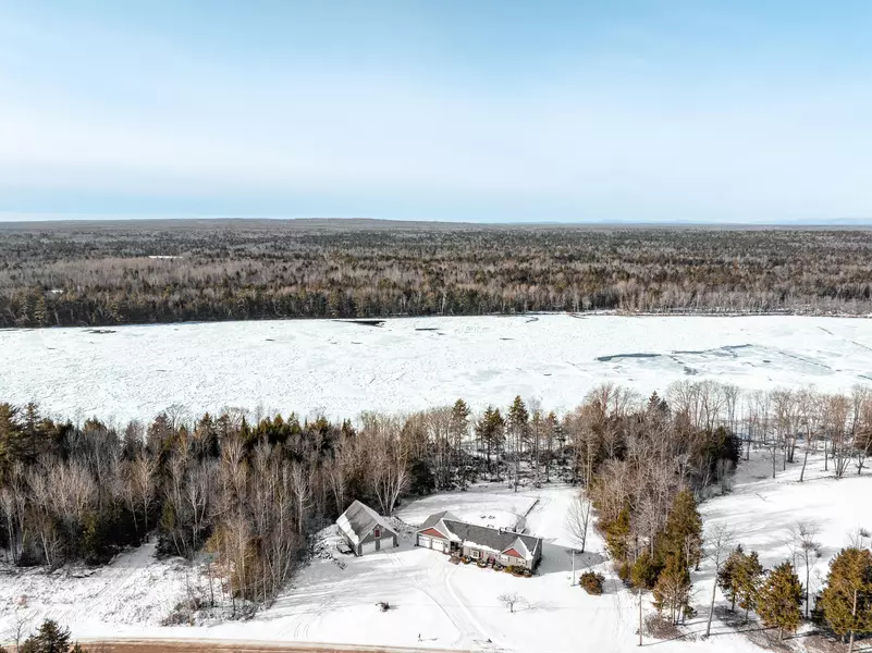 29 Oakview LN, Enfield, ME 04493