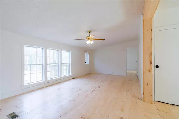 Warren, ME 04864,557 Bunker Hill RD