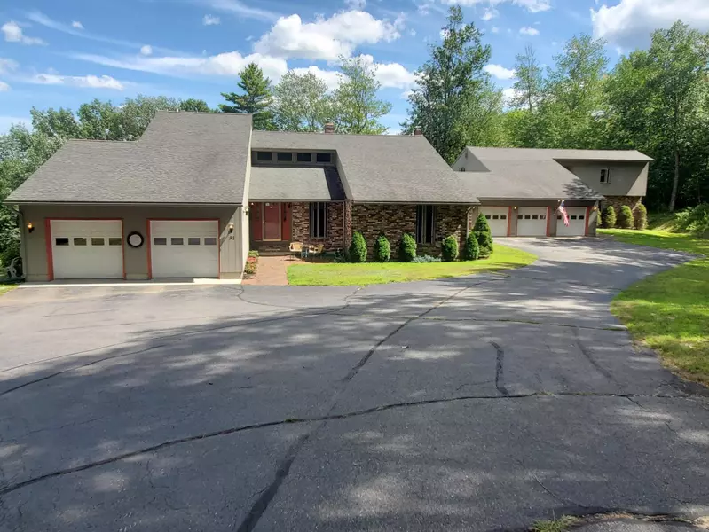 31 Myron Hall RD, Raymond, ME 04071