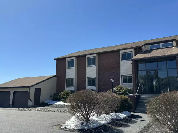 33 Aron DR #A, Auburn, ME 04210