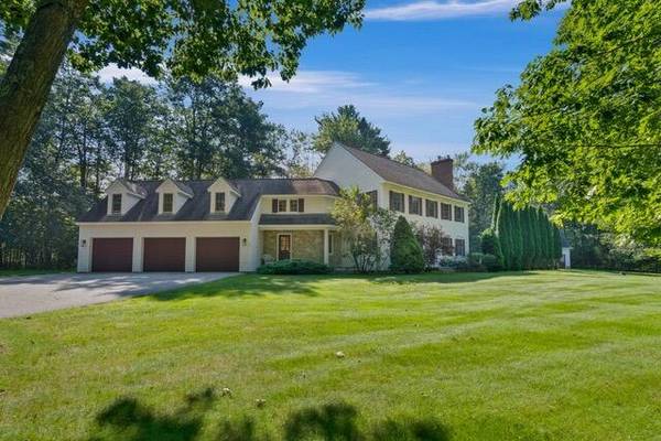 1 Stonewood LN, Kennebunkport, ME 04046