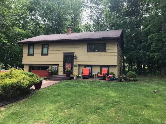 102 Easy ST, Farmingdale, ME 04344