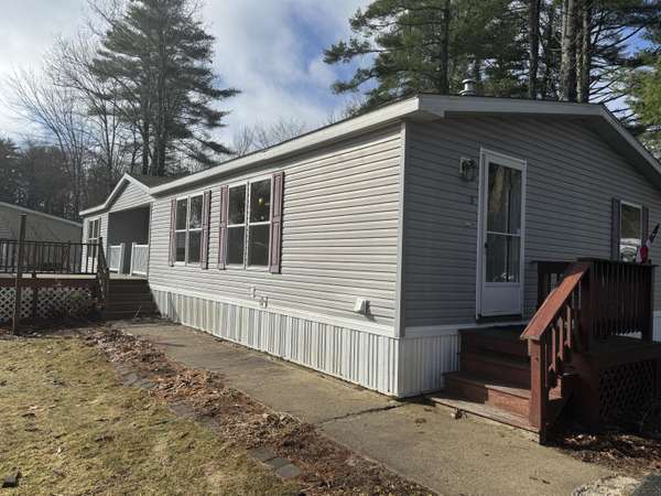 8 Oak CIR, Gorham, ME 04038