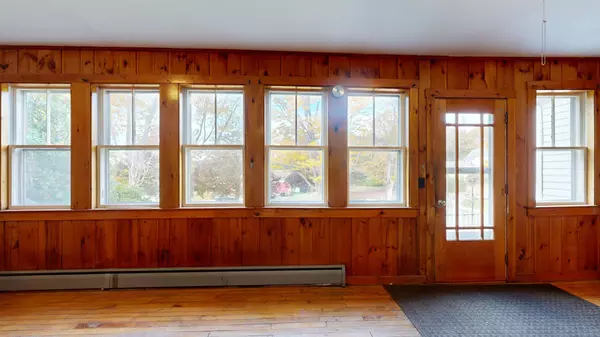Waldoboro, ME 04572,84 School ST