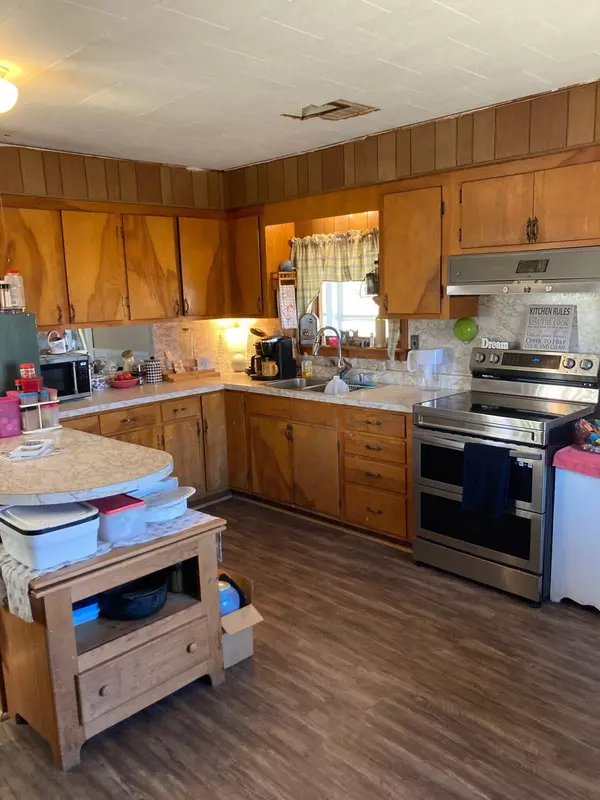 Saint Albans, ME 04971,8 Hartland RD