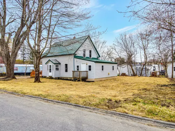 Oakland, ME 04963,16 Greeley ST