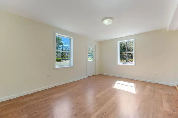 Topsham, ME 04086,154 Middlesex RD