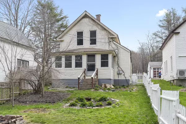 7 South ST, Topsham, ME 04086