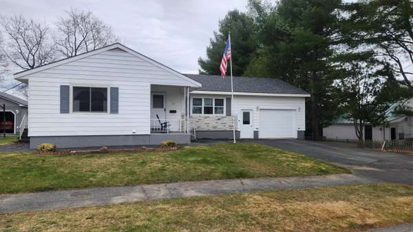 39 Pine ST, East Millinocket, ME 04430