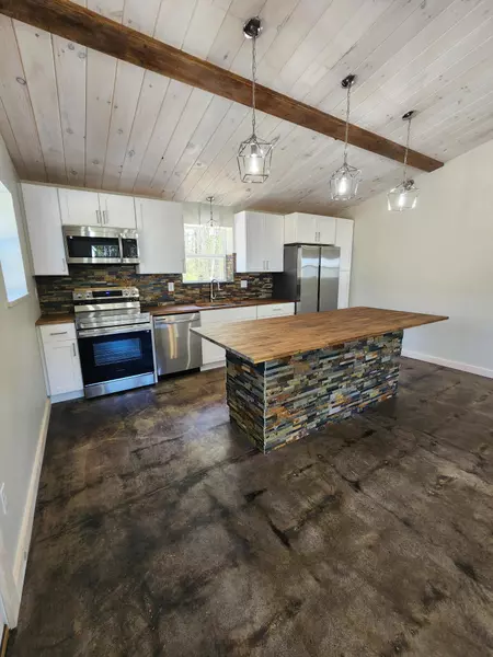 24 Oak Pond RD, Canaan, ME 04924