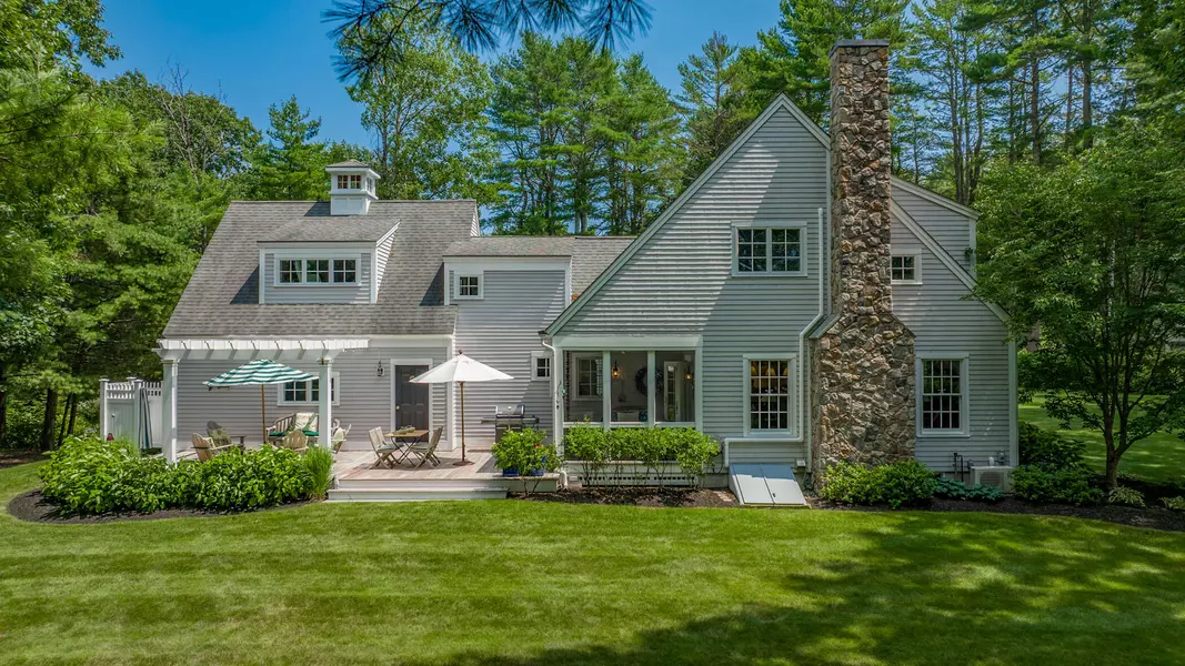 2 Titcomb LN, Kennebunk, ME 04043