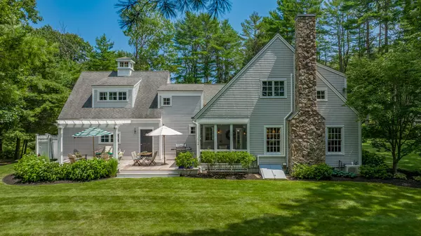 2 Titcomb LN, Kennebunk, ME 04043