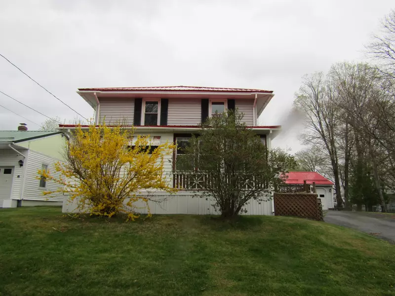 37 Cedar ST, East Millinocket, ME 04430