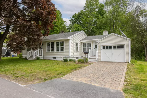 26 Woodbury ST, Yarmouth, ME 04096