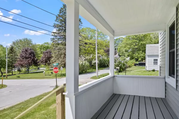 Topsham, ME 04086,18 Middle ST