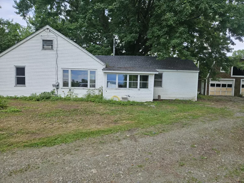 62 Mullen RD, Newport, ME 04953