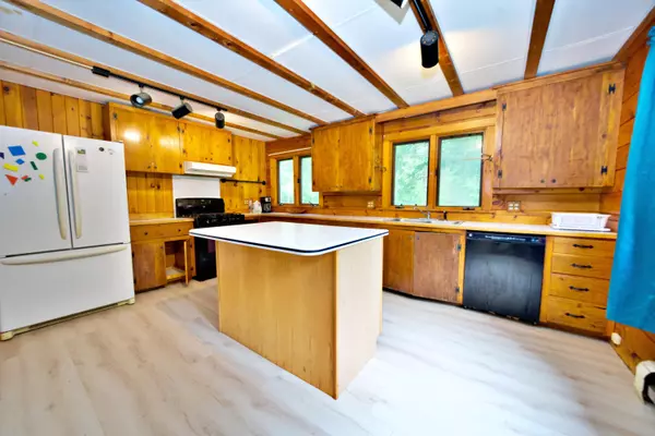 Blue Hill, ME 04614,452 Pleasant ST