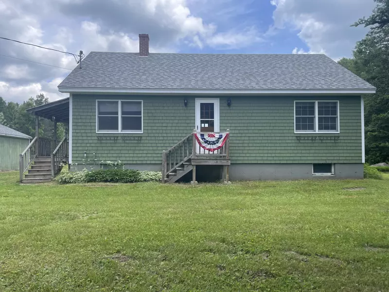 11 Moosehorn RD, Abbot, ME 04406