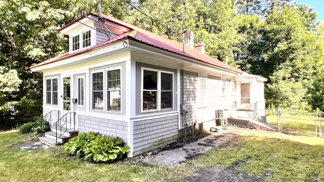 46 Maple ST, Dexter, ME 04930