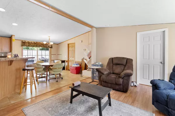 Warren, ME 04864,77 Black Swan DR