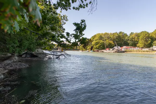 Freeport, ME 04032,1 Slack Tide LN