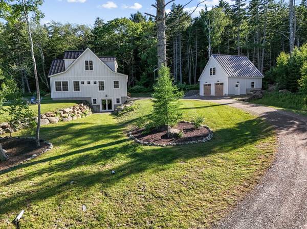 48 Old Stone RD, Lincolnville, ME 04849