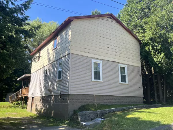 27 Vivian ST, Auburn, ME 04210