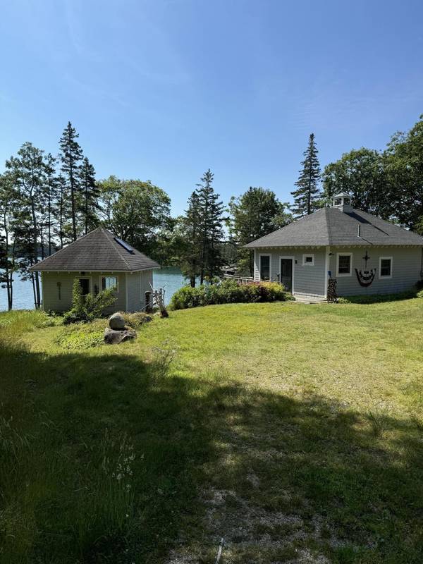 687 Sunshine RD, Deer Isle, ME 04627