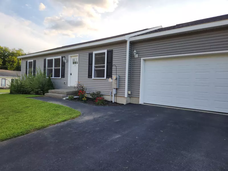 6 Buttonbush LN, Auburn, ME 04210