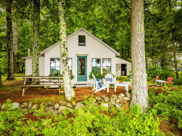 302 Crawfordsburn Lane, Union, ME 04862