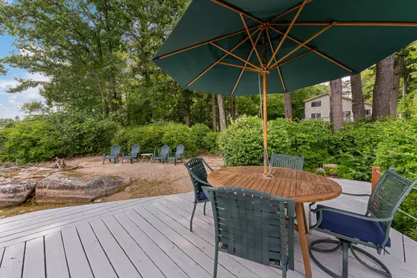 Raymond, ME 04071,7 Papoose Island RD