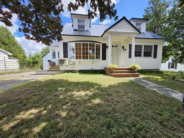 25 Eastern AVE, East Millinocket, ME 04430