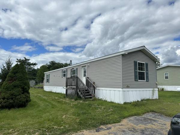 61 Village DR, Lewiston, ME 04240