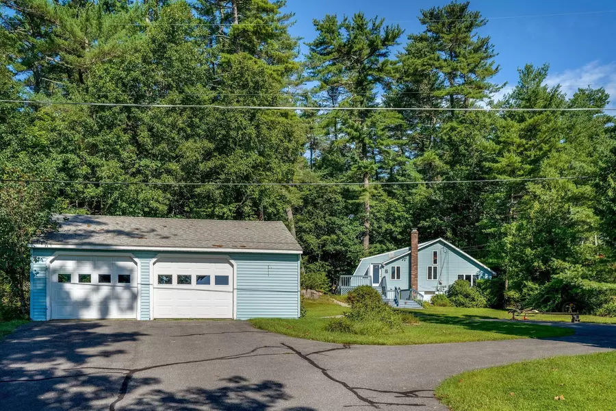 6 Kings Grant RD, Raymond, ME 04071