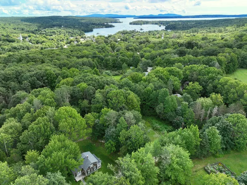 13 Old Cart LN, Blue Hill, ME 04614