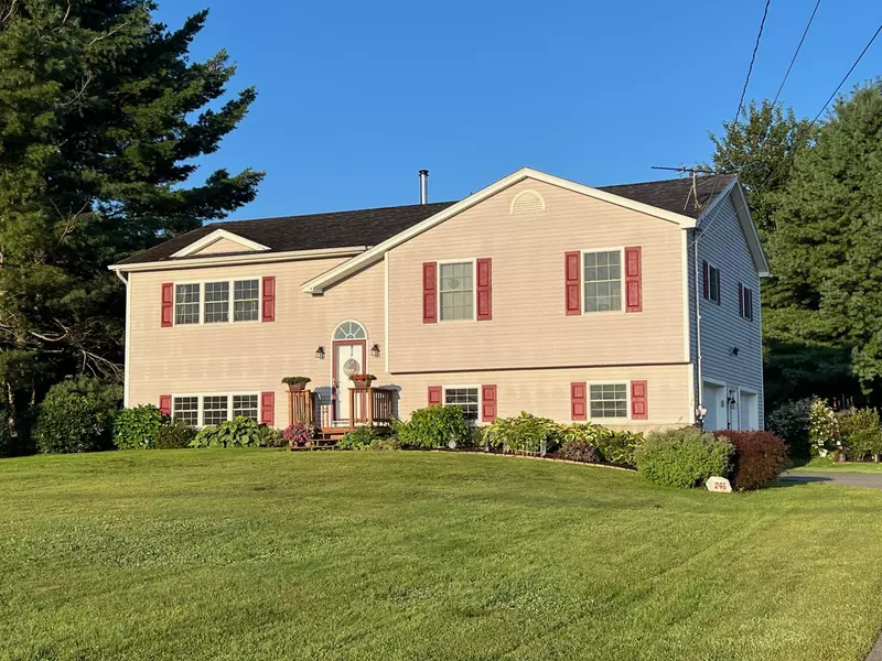 246 Golf Course RD, Newport, ME 04953