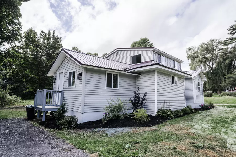 11 Barrows Point RD, Newport, ME 04953