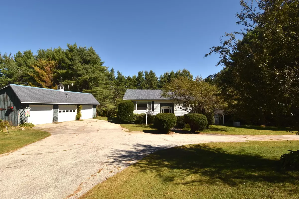 Newport, ME 04953,890 Elm ST